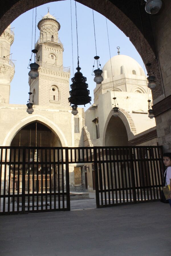 مجمع السلطان قلاوون بشارع المعز لدين الله مجمع السلطان قلاوون بشارع المعز لدين الله - سبوتنيك عربي