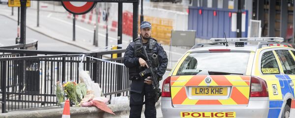 الشرطة البريطانية تقف على الجزء الشمالي من جسر لندن بعد عملية إرهابية هناك، 4 يونيو/ حزيران 2017 الشرطة البريطانية تقف على الجزء الشمالي من جسر لندن بعد عملية إرهابية هناك، 4 يونيو/ حزيران 2017 - سبوتنيك عربي