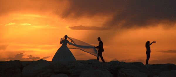 جلسة تصوير للعروسين في مدينة اللاذقية، سوريا - سبوتنيك عربي