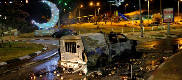 سيارة شرطة محترقة إثر اشتباكات دارت بين الفلسطينيين والشرطة الإسرائيلية في البلدة العربية كفر قاسم، 6 يونيو/ حزيران 2017 سيارة شرطة محترقة إثر اشتباكات دارت بين الفلسطينيين والشرطة الإسرائيلية في البلدة العربية كفر قاسم، 6 يونيو/ حزيران 2017 - سبوتنيك عربي