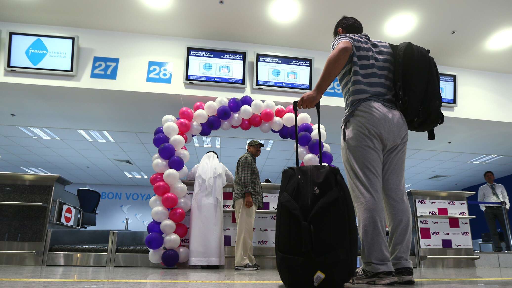 الأسواق الحرة في مطار دبي تبدأ التعامل بالروبل
