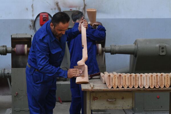 مصنع لإنتاج وإصلاح البنادق والمدافع في محافظة حماة، سوريا - سبوتنيك عربي