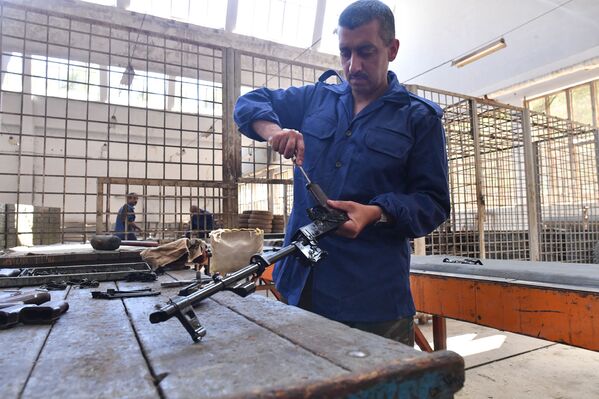 مصنع لإنتاج وإصلاح البنادق والمدافع في محافظة حماة، سوريا - سبوتنيك عربي