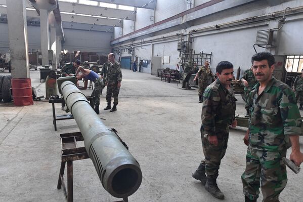 مصنع لإنتاج وإصلاح البنادق والمدافع في محافظة حماة، سوريا - سبوتنيك عربي