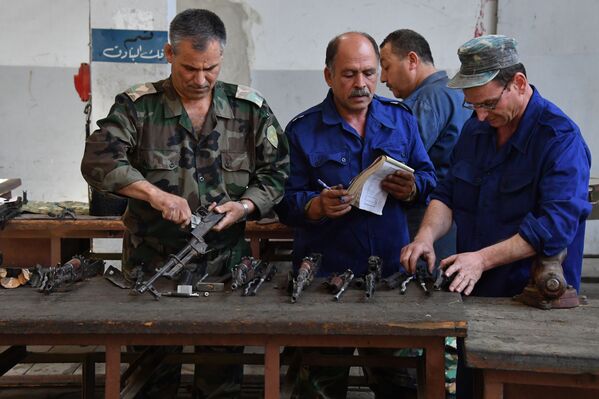 مصنع لإنتاج وإصلاح البنادق والمدافع في محافظة حماة، سوريا - سبوتنيك عربي