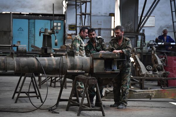 مصنع لإنتاج وإصلاح البنادق والمدافع في محافظة حماة، سوريا - سبوتنيك عربي