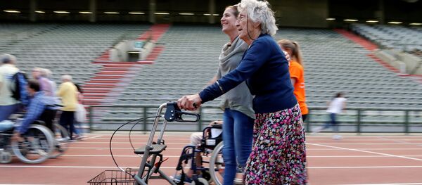 المشاركون في أولمبياد كبار السن (Olympics for Seniors) في ملعب كينغ بودوين (King Baudouin) في بروكسيل، بلجيكا - سبوتنيك عربي