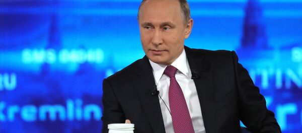 الرئيس الروسي فلاديمير بوتين خلال الإجابة على أسئلة المواطنين، البث المباشر، 15 يونيو/ حزيران 2017 - سبوتنيك عربي