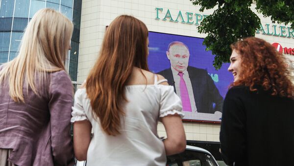 المواطنون الروس يتابعون البث المباشر السنوي للرئيس فلاديمير بوتين، 15 يونيو/ حزيران 2017 - سبوتنيك عربي