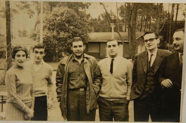 من اليسار إلى اليمين: أم تشي غيفارا، خوان مارتين جيفارا (أخوه)، هوليو تسيزار كارستور (صحفي)، كارلوس فيغيورا (صديق) - سبوتنيك عربي