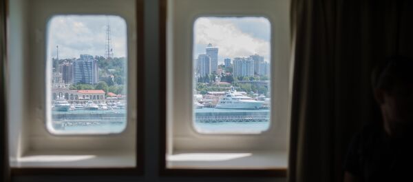 مشهد من نافذة غرفة ركاب في سفينة كنياز فلاديمير (الأمير فلاديمير) يطل على ميناء سوتشي، روسيا مشهد من نافذة غرفة ركاب في سفينة كنياز فلاديمير (الأمير فلاديمير) يطل على ميناء سوتشي، روسيا - سبوتنيك عربي