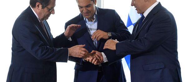 رئيس الوزراء الإسرائيلي بنيامين نتانياهو ورئيس الوزراء اليوناني الكسيس تسيبراس والرئيس القبرصي نيكوس اناستسيادس رئيس الوزراء الإسرائيلي بنيامين نتانياهو ورئيس الوزراء اليوناني الكسيس تسيبراس والرئيس القبرصي نيكوس اناستسيادس - سبوتنيك عربي