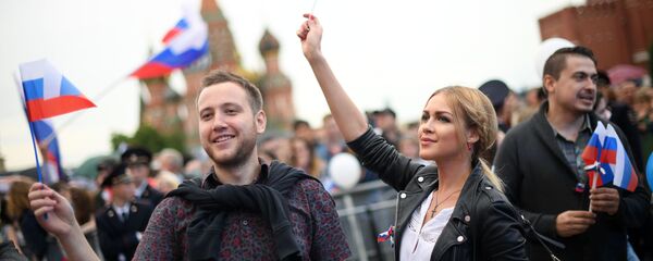 سكان وزوار موسكو خلال الاحتفالات بـ يوم روسيا على الساحة الحمراء، 12 يونيو/ حزيران 2017 - سبوتنيك عربي