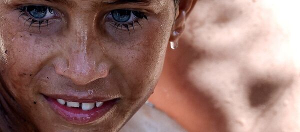 صبي عراقي  يسبح في نهر، بالقرب من مخيم الخازر للاجئين الواقع بين إربيل والموصل، العراق 11 يونيو/ حزيران 2017 - سبوتنيك عربي