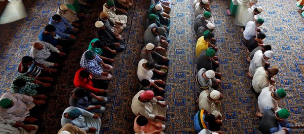 المصلون في مسجد خلال الصلاة بشهر رمضان، سنغافورة 13 يونيو/ حزيران 2017 - سبوتنيك عربي