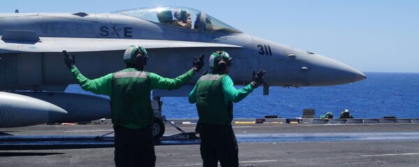 طائرة إف-18 على متن حاملة طائرات - سبوتنيك عربي