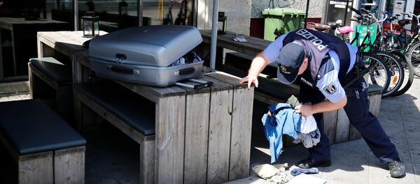 شرطي ألماني يفحص حقيبة - سبوتنيك عربي