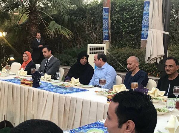 الرئيس السيسي يتناول الإفطار مع مجموعة من المواطنين - سبوتنيك عربي