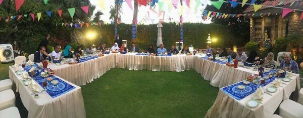 الرئيس عبد الفتاح السيسي يشارك مجموعة من المواطنين في الإفطار - سبوتنيك عربي