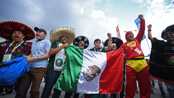 مشجعون مكسيكيون في مدينة قازان الروسية - سبوتنيك عربي
