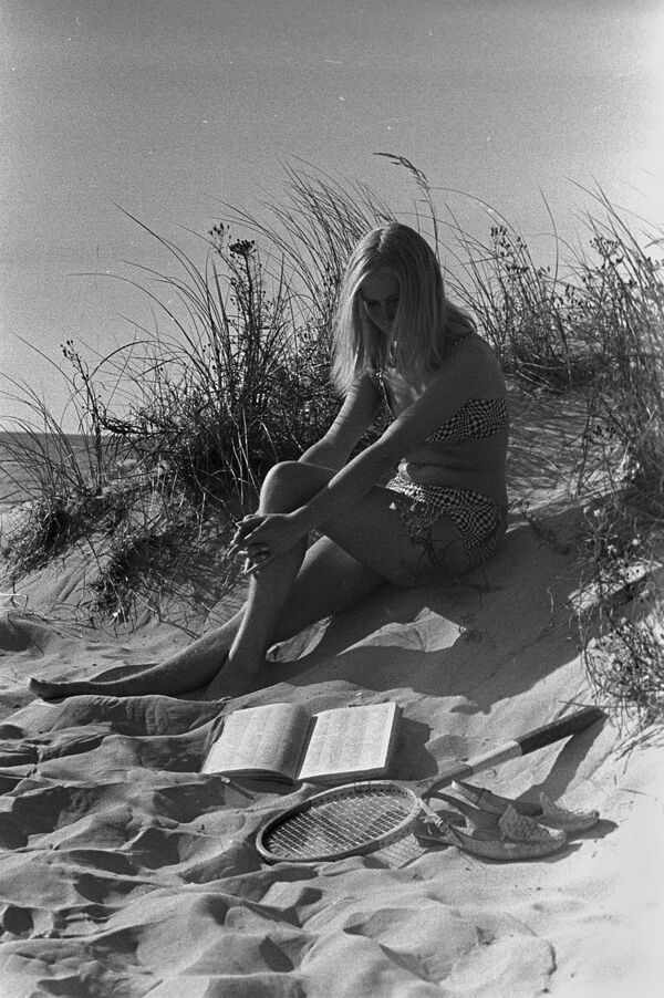 فتاة على ساحل ريغا - سبوتنيك عربي