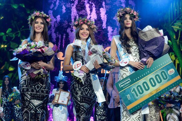 صاحبة المركزالثالث فاليريا سكولوتا، و ملكة جمال الراديو الروسي ألينا جولوفان وصاحبة المركز الثاني مارغريتا كورنوسوفا في مسابقة الجمال الوطني ملكة جمال الراديو الروسي - سبوتنيك عربي