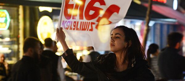 Supporters of Turkish President Recep Tayyip Erdogan celebrate victory in the Turkey's constitutional referendum. File photo - سبوتنيك عربي