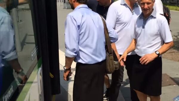سائقوا الحافلات في نانت الفرنسية يرتدون التنانير - سبوتنيك عربي
