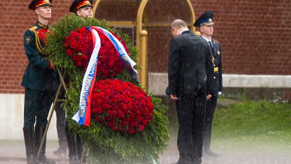 الرئيس الروسي فلاديمير بوتين أمام نصب الجندي المجهول الرئيس الروسي فلاديمير بوتين أمام نصب الجندي المجهول - سبوتنيك عربي