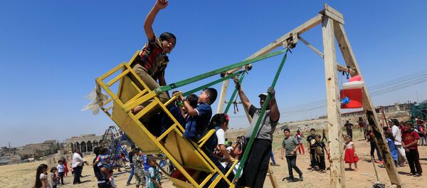 أطفال يلهون في الموصل احتفالا بعيد الفطر أطفال يلهون في الموصل احتفالا بعيد الفطر - سبوتنيك عربي