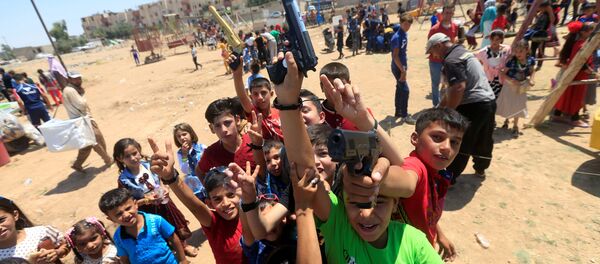 أطفال يلهون بمسدسات في عيد الفطر بالموصل - سبوتنيك عربي