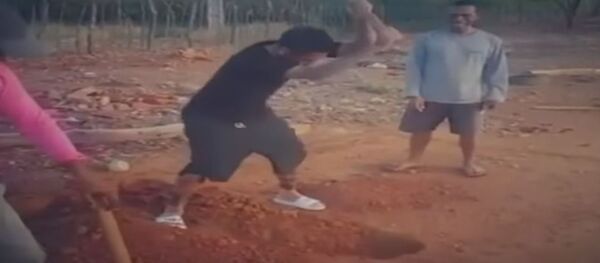 داني ألفيس يساعد عمال الحفر - سبوتنيك عربي