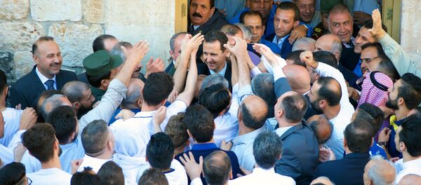 الرئيس بشار الأسد لحظة خروجه من صلاة العيد في حماة/ 25 يونيو/حزيران 2017 الرئيس بشار الأسد لحظة خروجه من صلاة العيد في حماة/ 25 يونيو/حزيران 2017 - سبوتنيك عربي