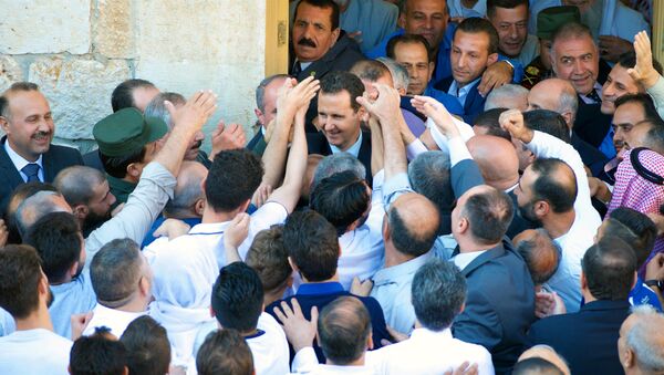 الرئيس بشار الأسد لحظة خروجه من صلاة العيد في حماة/ 25 يونيو/حزيران 2017 - سبوتنيك عربي
