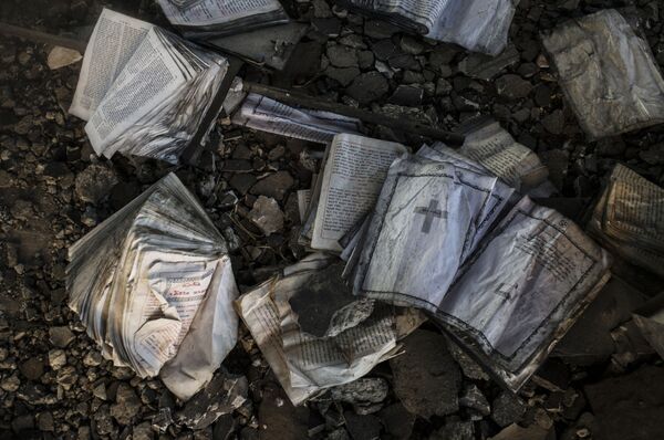 كتب دينية مسيحية أحرقت على يد الجماعات الإرهابية في الحسكة شمال شرق سوريا - سبوتنيك عربي