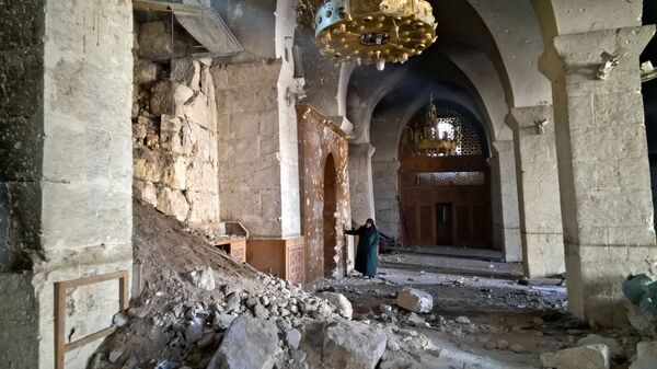 امرأة في الجامع الكبير في حلب وسط الدمار - سبوتنيك عربي