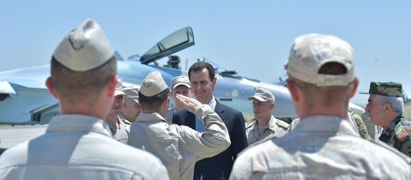 الرئيس الأسد خلال زيارته إلى قاعدة حميميم العسكرية - سبوتنيك عربي