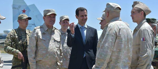 الرئيس السوري بشار الأسد يزور القوات الجوية الروسية المتمركزة في قاعدة حميميم الرئيس السوري بشار الأسد يزور القوات الجوية الروسية المتمركزة في قاعدة حميميم - سبوتنيك عربي