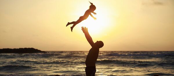 Мужчина играет с дочкой на пляже во время празднования Ураза-байрама в Ашкелоне, Израиль Мужчина играет с дочкой на пляже во время празднования Ураза-байрама в Ашкелоне, Израиль - سبوتنيك عربي