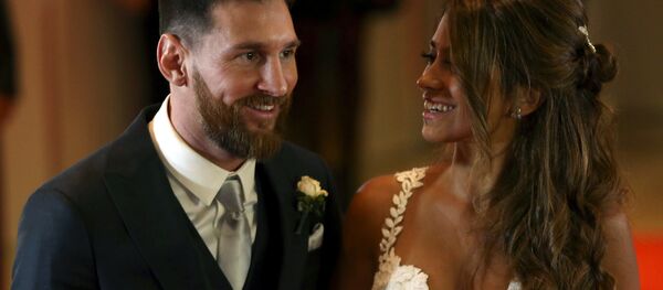 ميسي و زوجته أنتونيلا في حفل زفافهما ميسي و زوجته أنتونيلا في حفل زفافهما - سبوتنيك عربي