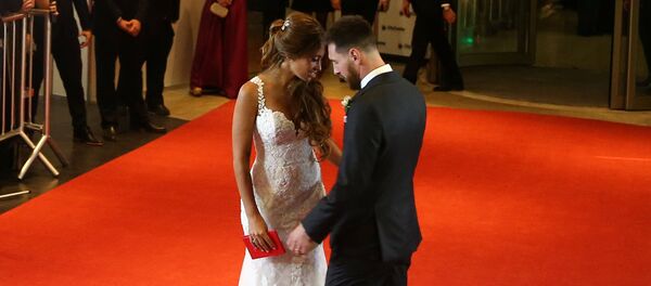 ميسي و زوجته أنتونيلا في حفل زفافهما ميسي و زوجته أنتونيلا في حفل زفافهما - سبوتنيك عربي