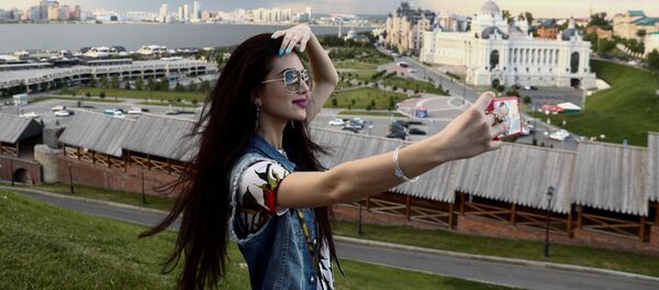 كأس القارات 2017 - مشجعة تلتقط صورة سيلفي على خلفية كرملين قازان - سبوتنيك عربي