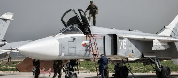 سو-24 في مطار حميميم في اللاذقية، سوريا - سبوتنيك عربي