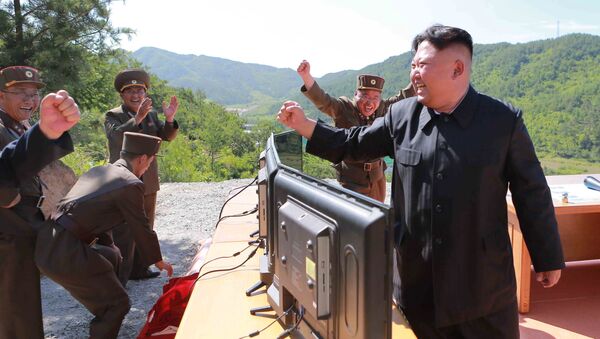 زعيم كوريا الشمالية كيم جون أون بعد نجاح تجربة إطلاق صاروخ باليستي جديد في كوريا الشمالية، 4 يوليو/ تموز 2017 - سبوتنيك عربي