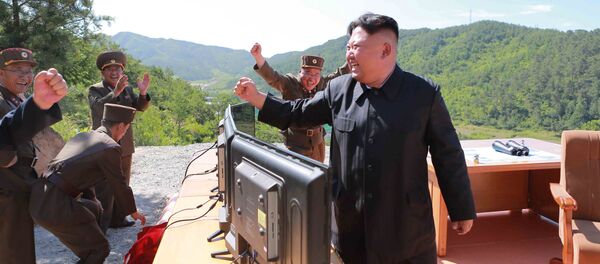 زعيم كوريا الشمالية كيم جون أون بعد نجاح تجربة إطلاق صاروخ باليستي جديد في كوريا الشمالية، 4 يوليو/ تموز 2017 زعيم كوريا الشمالية كيم جون أون بعد نجاح تجربة إطلاق صاروخ باليستي جديد في كوريا الشمالية، 4 يوليو/ تموز 2017 - سبوتنيك عربي