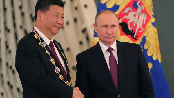لقاء الرئيس الروسي فلاديمير بوتين ونظيره الصيني شي جين بينغ في موسكو في 4 يوليو/تيموز 2017 - سبوتنيك عربي