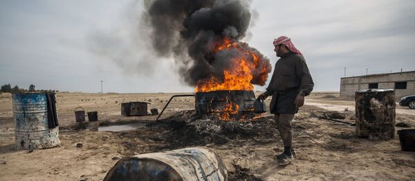 رجل في الرقة ينقل النفط الخام رجل في الرقة ينقل النفط الخام - سبوتنيك عربي