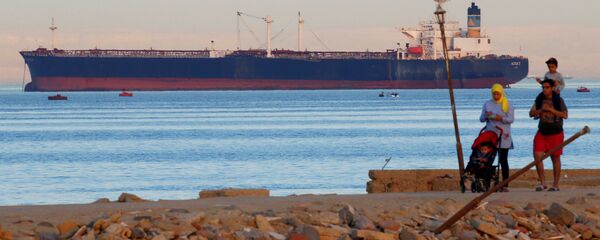 سفينة تعبر العين السخنة قبل دخول قناة السويس - سبوتنيك عربي