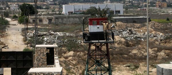 جندي مصري يراقب الحدود مع قطاع غزة في رفح - سبوتنيك عربي