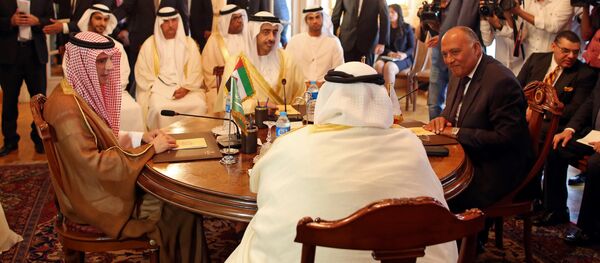 الأزمة القطرية - (من اليسار إلى اليمين) وزير الخارجية السعودي عادل بن الجبير، وزير الخارجية الإمارتي عبدالله بن زايد آل نهيان، وزير الخارجية المصري سامح شكري، وزير الخارجية البحريني خالد بن أحمد الخليفة في القاهرة، مصر 5 يوليو/ تموز 2017 - سبوتنيك عربي